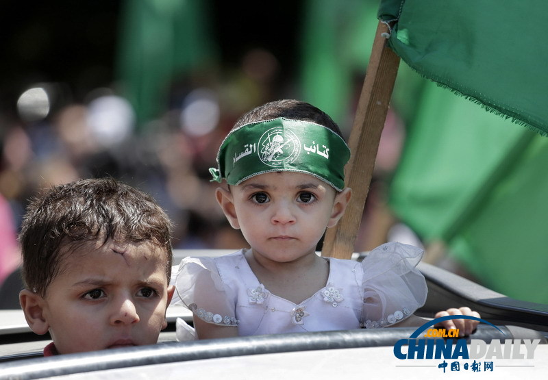 数千哈马斯支持者集会游行 巴勒斯坦儿童持玩具枪上阵