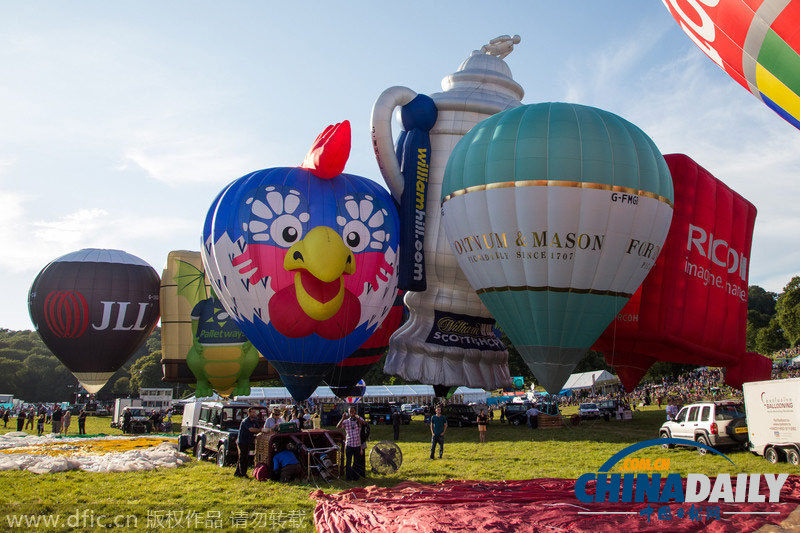 英国际热气球节开幕 奇葩造型扮靓天空吸引眼球