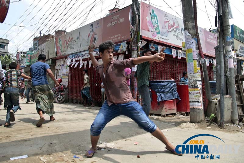 孟加拉国警察暴力驱散服装厂绝食工人