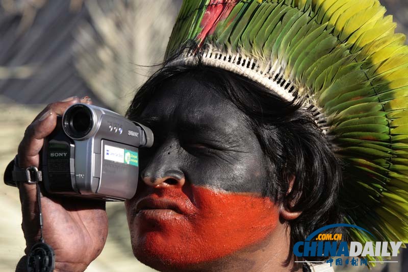 各国土著人生活面面观 玩相机电脑向现代化迈进