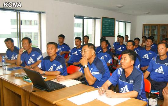朝鲜足球教练培训 几十人共用一台电脑(组图)