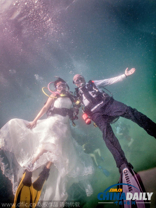 你问我爱你有多深？美国夫妇在三十英尺水下成婚