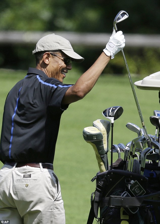 不受美军空袭伊拉克影响 奥巴马休假打高尔夫
