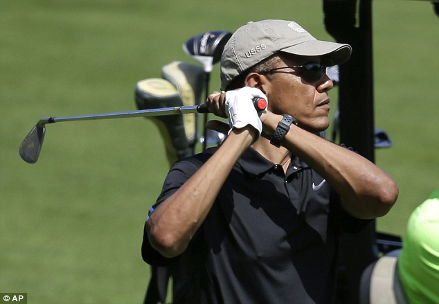 不受美军空袭伊拉克影响 奥巴马休假打高尔夫