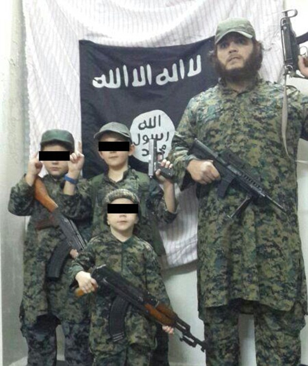 澳大利亚圣战分子7岁儿子拿起叙士兵头颅照相