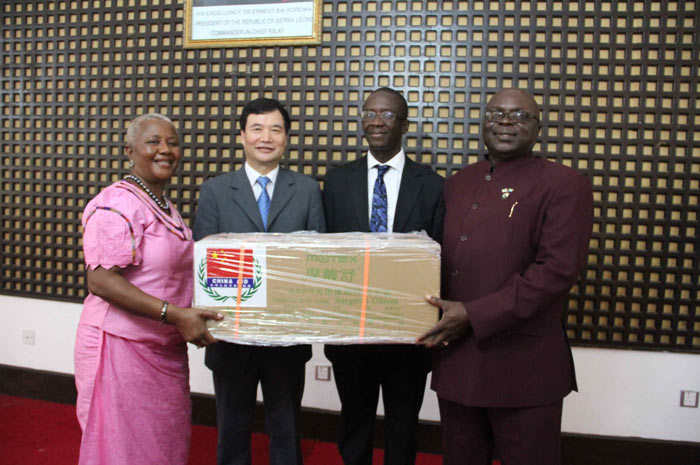 中国援塞拉利昂抗击埃博拉疫情紧急人道主义医疗物资抵塞