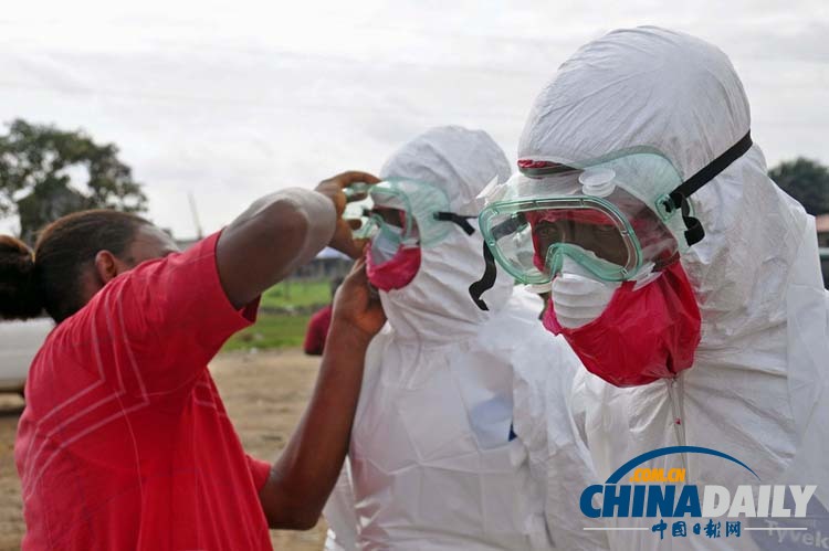 利比里亚抗击埃博拉 医护人员全副武装处理患者尸体