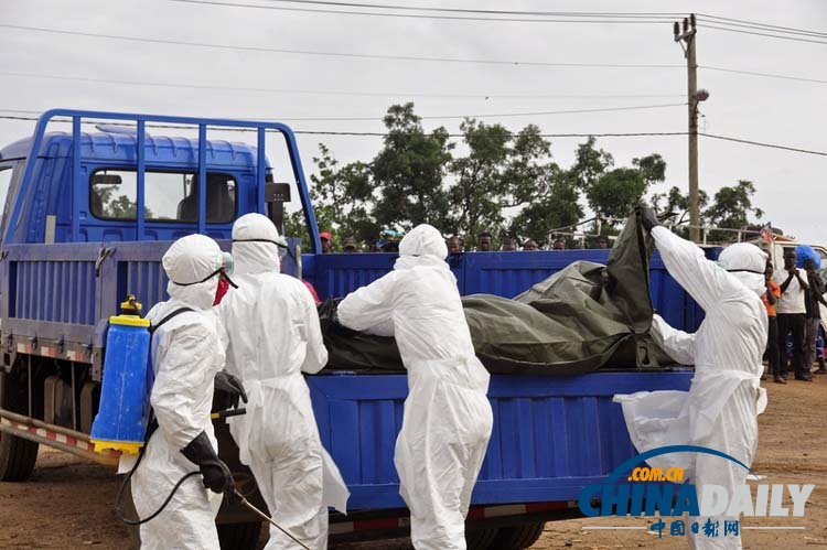 利比里亚抗击埃博拉 医护人员全副武装处理患者尸体