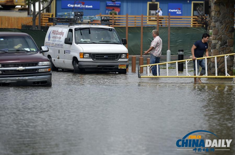 美国东部遭暴雨袭击多处内涝 交通电力受影响