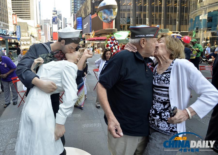 纽约时报广场“胜利之吻”雕塑揭幕