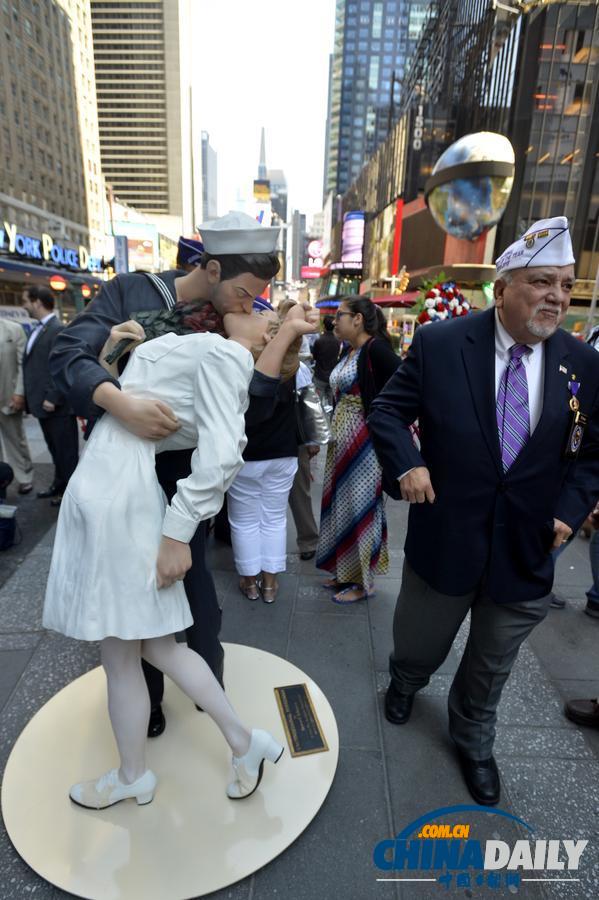 纽约时报广场“胜利之吻”雕塑揭幕