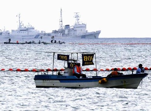 日本冲绳县民众驾渔船抗议建美军基地