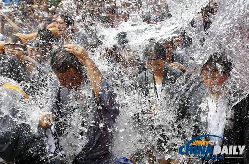 日本深川八幡祭庆典 众人抬神龛畅玩泼水