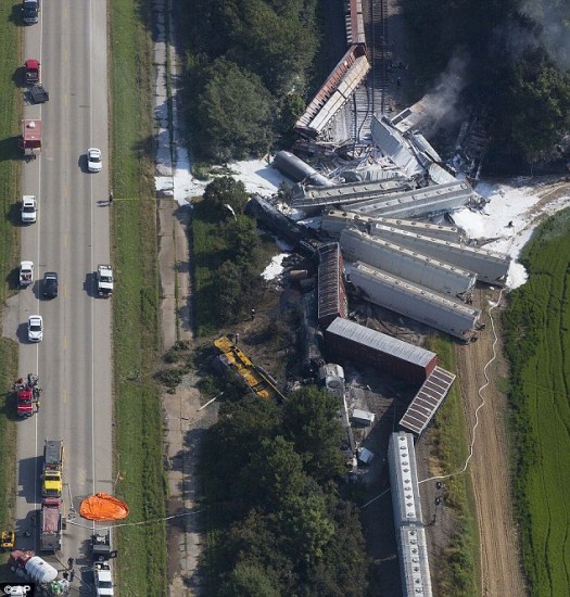 美国运输有毒物质火车相撞致2人死 大批居民疏散
