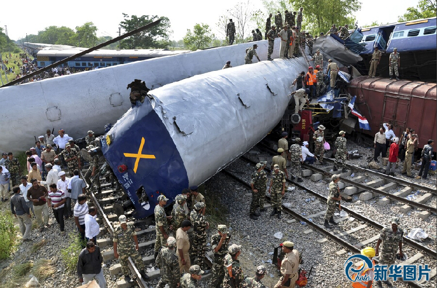 印度北部一辆列车与机动车相撞 致20余人伤亡