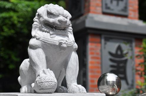 越南文化部建议将中国造型石狮子从越南遗迹区移走