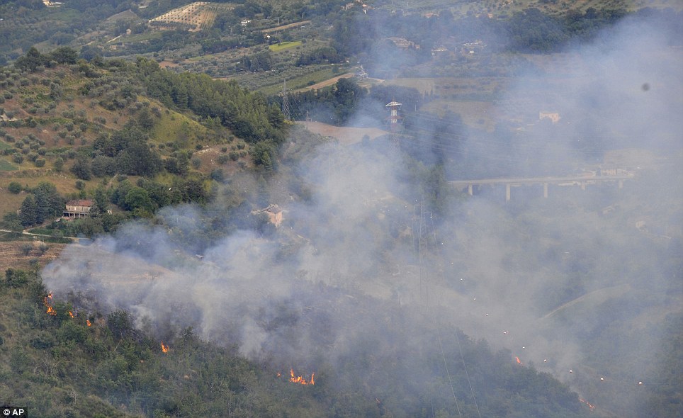 意大利两架战机相撞坠毁引发山火 4人失踪