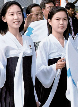 朝鲜精选300名亚运会美女拉拉队 能歌善舞思想过硬