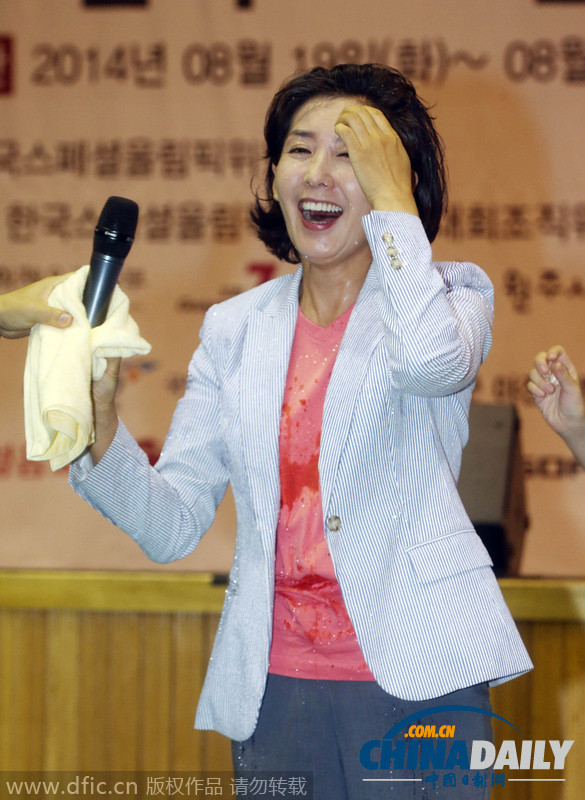 冰桶挑战席卷韩国 美女政客热情参与