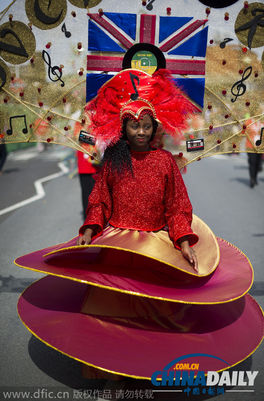 英国诺丁山狂欢节开幕 妖媚造型性感吸睛