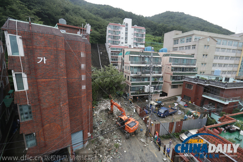 韩国南部遭遇特大暴雨5人遇难 地铁停驶路面坍塌