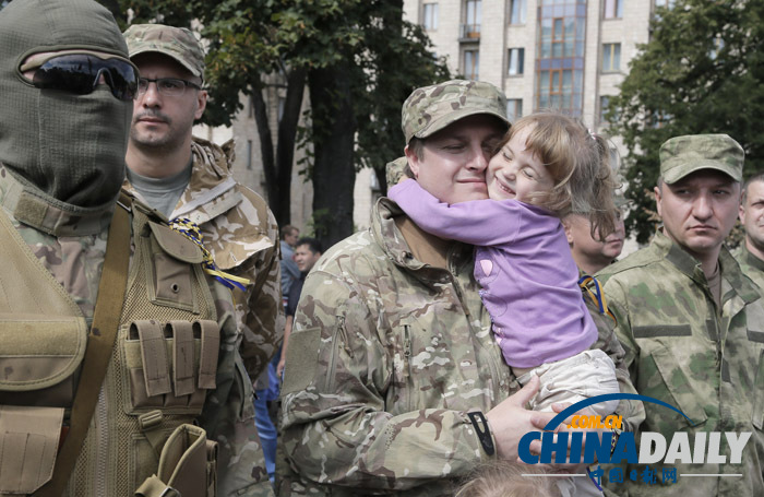 乌克兰再派志愿者前往东部 大兵与儿女告别依依不舍