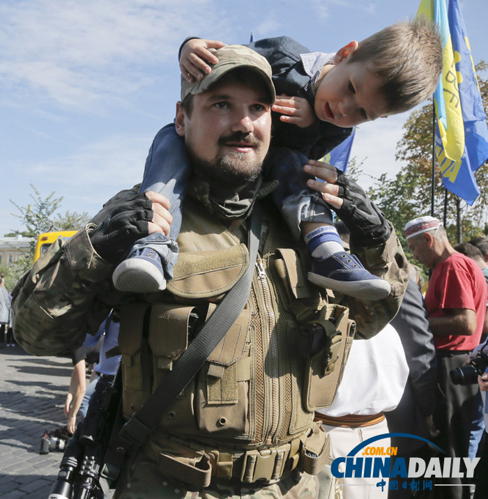 乌克兰再派志愿者前往东部 大兵与儿女告别依依不舍