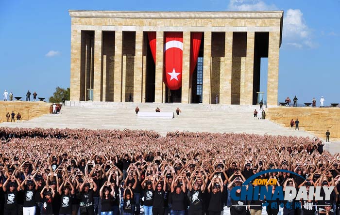 6000名土耳其人排队形成国父凯末尔肖像 场面壮观