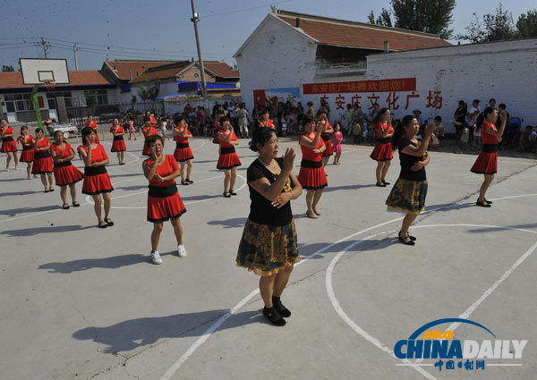 美媒：中国老人爱跳广场舞唱老歌 锻炼社交两不误