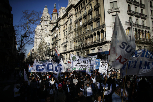阿根廷民众发动大罢工 呼吁解决就业危机