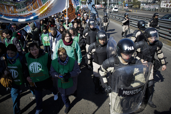 阿根廷民众发动大罢工 呼吁解决就业危机