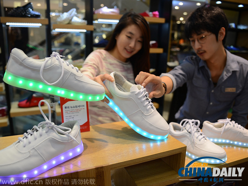 韩国LED运动鞋闪亮登场 内置USB充电池