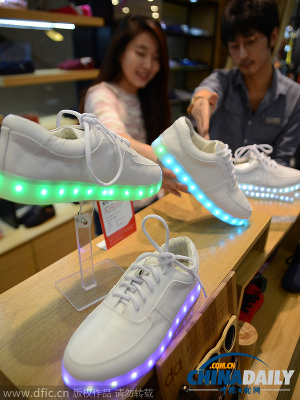 韩国LED运动鞋闪亮登场 内置USB充电池