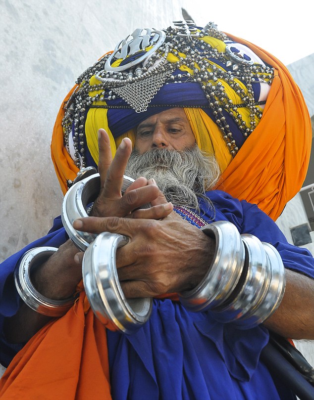 印度男子戴世界最大头巾 重45公斤6小时戴完
