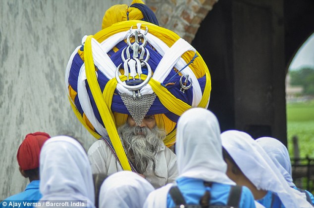 印度锡克教徒戴世界最大头巾 重45公斤花6小时戴完