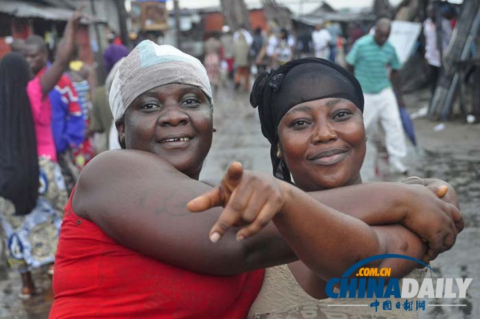 利比里亚首都一埃博拉疫区解除隔离 民众街头庆祝