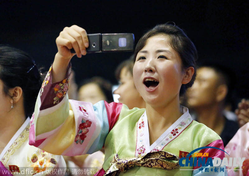 朝鲜时隔20年办职业摔跤赛 美女观众拍照叫好