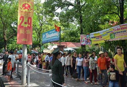 数万人在越南国庆日瞻仰胡志明陵墓