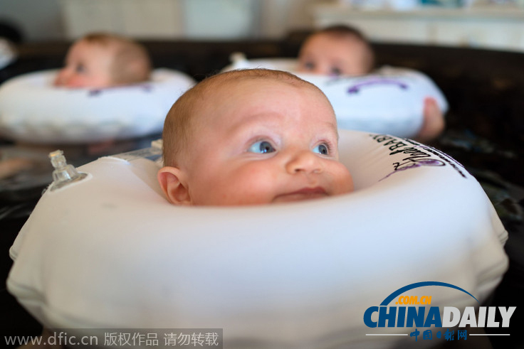 美国首家婴儿SPA馆 宝宝集体漂浮好享受