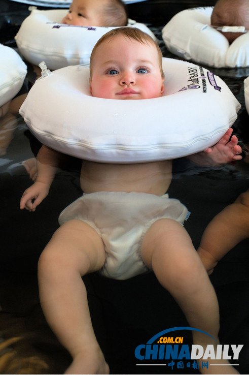 美国首家婴儿SPA馆 宝宝集体漂浮好享受