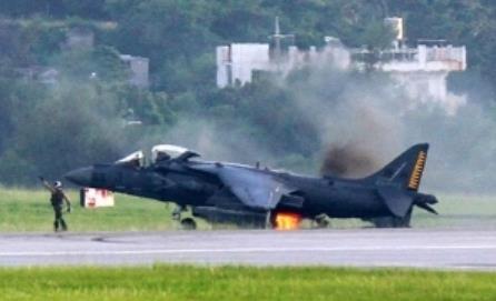 美军攻击机在冲绳基地着火 战机事故频发让居民担忧