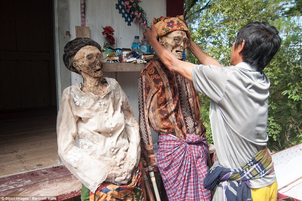 印尼奇特风俗：每年挖出亲人遗体装扮缅怀