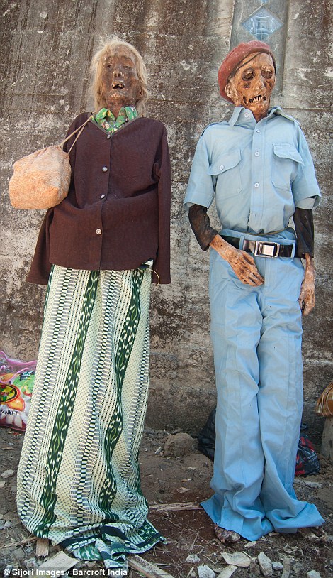 印尼奇特风俗：每年挖出亲人遗体装扮缅怀