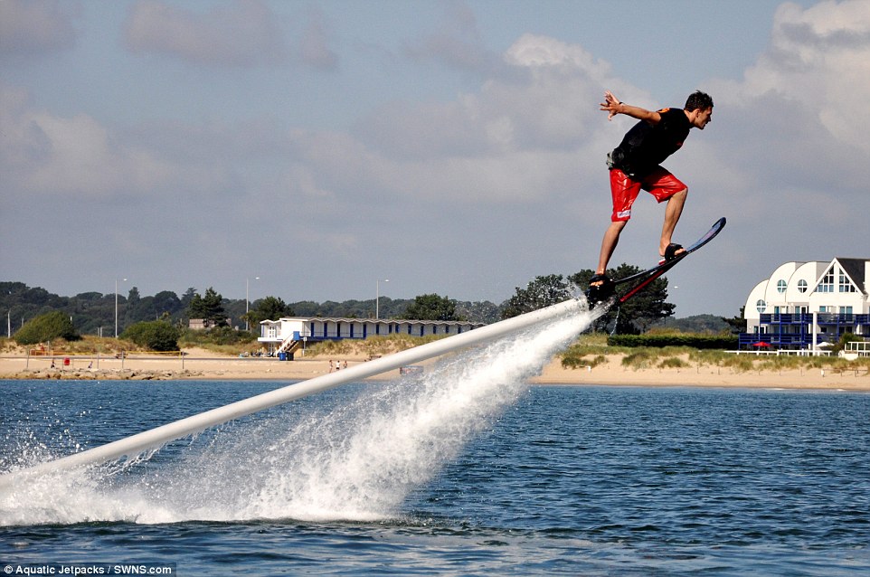 水上运动新玩意：超炫滑板助玩家腾空“飞翔”