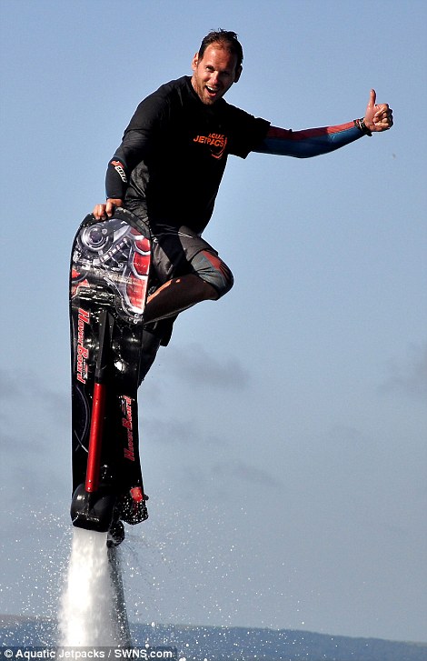 水上运动新玩意：超炫滑板助玩家腾空“飞翔”