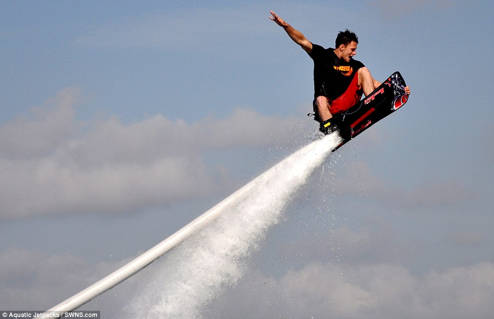 水上运动新玩意：超炫滑板助玩家“飞翔”
