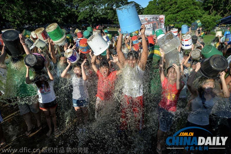 菲律宾两百余人集体参与冰桶挑战场面震撼