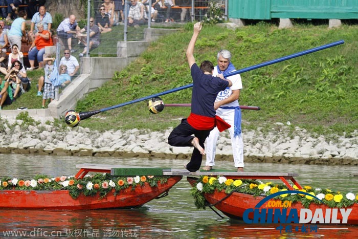 德国举办渔夫竞技赛 渔民站船头互刺