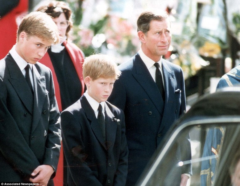 王子养成记：英国哈里王子童年珍贵照片公开