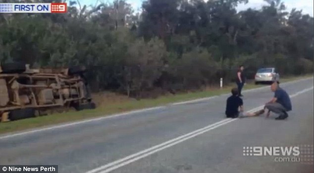 澳大利亚笨男公路劫车不成反遭车主“绑架”
